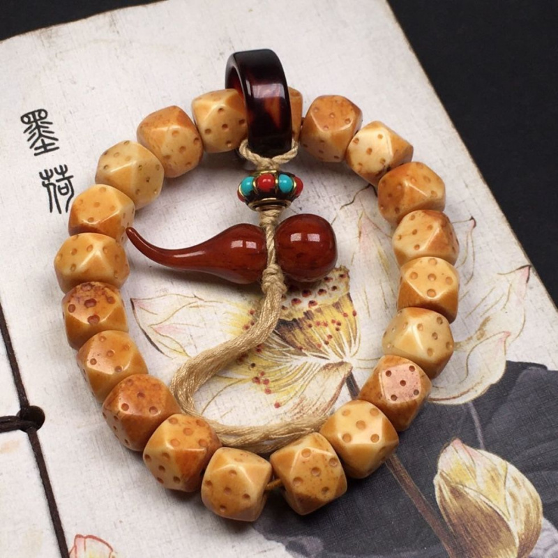 Vintage Collectibles And More - Bracciale con Autografo in Osso Jadificato